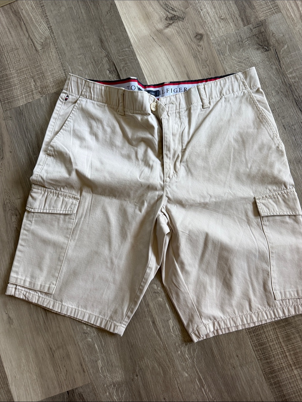 Tommy Hilfiger Men’s Cream Cargo Shorts with Side Pockets